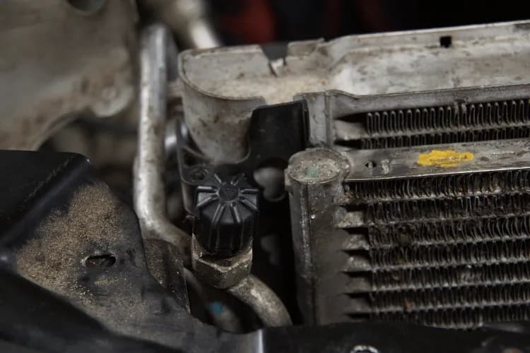 Wymiana chłodnicy klimatyzacji: Poradnik krok po kroku i koszty