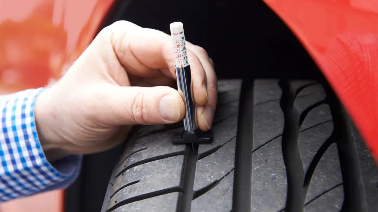 Nowa opona letnia: ile mm bieżnika? Sprawdź, zanim ruszysz w drogę