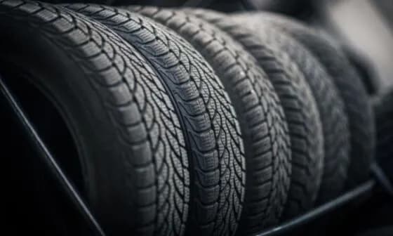 Opony całoroczne: Czy warto? Kluczowe zalety, wady i porównanie