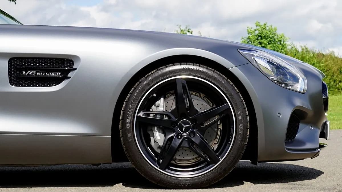 Srebrne auto: Jaki kolor felg wybrać? Poradnik i inspiracje