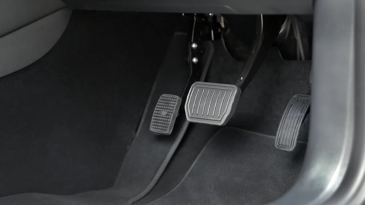 Gdzie jest sprzęgło w aucie? Lokalizacja pedału i mechanizmu