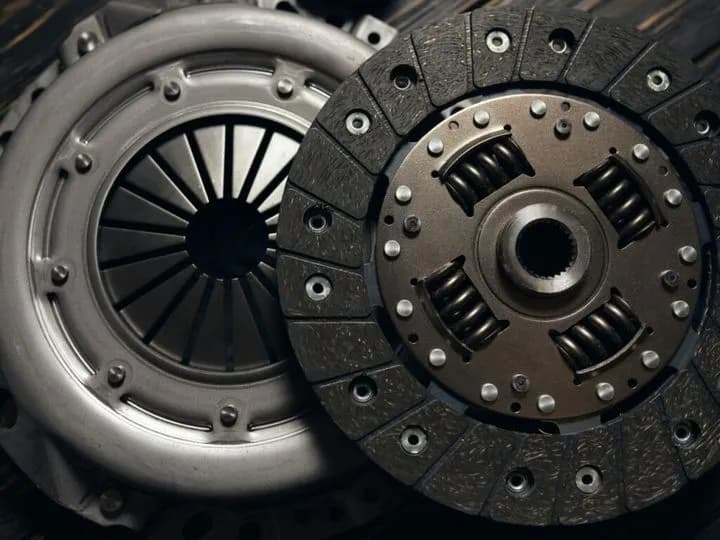 Spalone sprzęgło: Czy można jechać? Objawy i co robić